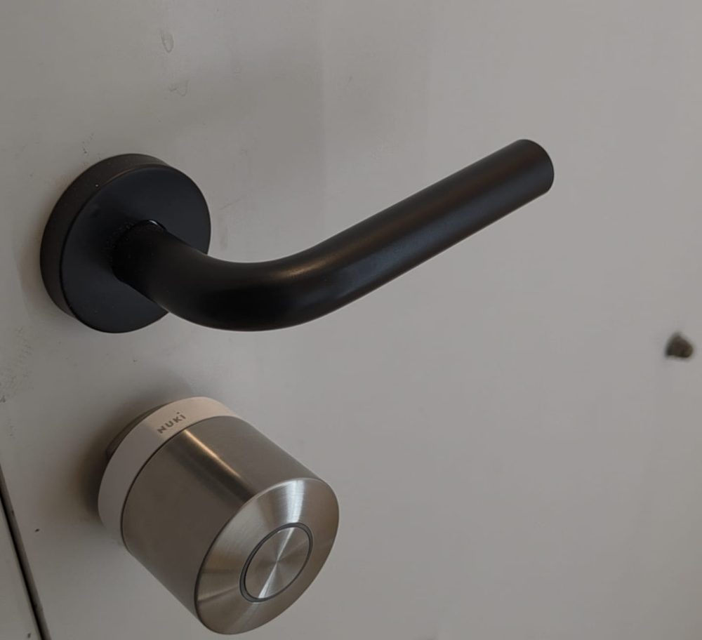 Cerradura electrónica inteligente Nuki instalada en puerta, cerrajero Madrid